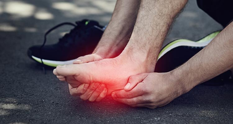 “O que é fascite plantar? Por Que o Chinelo Ortopédico é Essencial para Aliviar Problemas como Fascite Plantar e Joanetes”