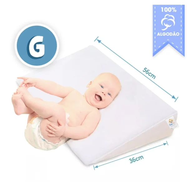 Travesseiro Anti-Refluxo Peek-a-Boo® – Conforto e Bem-Estar para Seu Bebê O Que Está Incluso O travesseiro anti-refluxo Peek-a-Boo® foi desenvolvido com um design exclusivo, proporcionando conforto e bem-estar ao seu bebê. A inclinação de 15° favorece a digestão e respiração, resultando em um sono tranquilo e confortável. Além disso, a capa removível e lavável facilita a manutenção, garantindo higiene prática e eficiente para o bebê. Portanto, você pode limpar facilmente o produto sem complicação.  Material de Alta Qualidade Feito com espuma D20 e capa 100% algodão, o travesseiro combina conforto e segurança. A espuma anatômica mantém a inclinação de 15° sem afundar, prevenindo refluxo de maneira eficaz. Além disso, a capa antialérgica e respirável evita irritações na pele do bebê, sendo ideal para recém-nascidos e crianças até 3 anos. Assim, o travesseiro oferece o cuidado necessário desde os primeiros dias de vida, proporcionando um sono mais seguro e saudável.  Benefícios para a Saúde do Bebê O refluxo ácido afeta muitos bebês e causa desconforto tanto para os pequenos quanto para os pais. O travesseiro Peek-a-Boo® ajuda a reduzir os efeitos do refluxo, melhorando a digestão, a respiração e, principalmente, o sono. Sua inclinação suave mantém o corpo do bebê na posição correta, evitando o engasgo e proporcionando noites mais tranquilas. Como resultado, o bebê descansa melhor e os pais podem dormir mais tranquilos.  Fácil Manutenção e Durabilidade A capa removível e lavável torna o travesseiro fácil de limpar e manter. Além disso, a costura dupla reforçada garante alta durabilidade, mesmo com o uso diário, mantendo o produto em boas condições por mais tempo. Dessa forma, você garante conforto e praticidade por longo prazo.  Versatilidade e Conforto Ideal para usar no berço ou na cama, o travesseiro anti-refluxo Peek-a-Boo® adapta-se facilmente às necessidades do bebê, oferecendo conforto e segurança durante o sono. Seu design ergonômico garante a melhor experiência de descanso, independentemente da fase do crescimento, proporcionando sempre a posição ideal para o bebê. Portanto, é a escolha perfeita para noites mais tranquilas e confortáveis. - Image 6