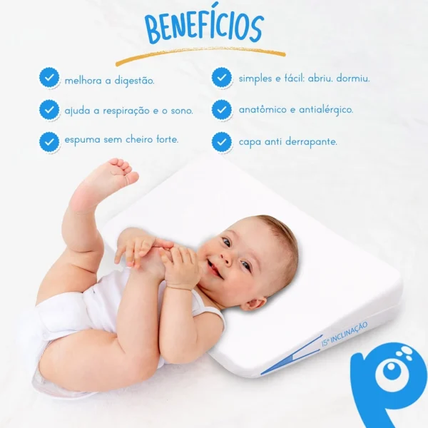 Travesseiro Anti-Refluxo Peek-a-Boo® – Conforto e Bem-Estar para Seu Bebê O Que Está Incluso O travesseiro anti-refluxo Peek-a-Boo® foi desenvolvido com um design exclusivo, proporcionando conforto e bem-estar ao seu bebê. A inclinação de 15° favorece a digestão e respiração, resultando em um sono tranquilo e confortável. Além disso, a capa removível e lavável facilita a manutenção, garantindo higiene prática e eficiente para o bebê. Portanto, você pode limpar facilmente o produto sem complicação.  Material de Alta Qualidade Feito com espuma D20 e capa 100% algodão, o travesseiro combina conforto e segurança. A espuma anatômica mantém a inclinação de 15° sem afundar, prevenindo refluxo de maneira eficaz. Além disso, a capa antialérgica e respirável evita irritações na pele do bebê, sendo ideal para recém-nascidos e crianças até 3 anos. Assim, o travesseiro oferece o cuidado necessário desde os primeiros dias de vida, proporcionando um sono mais seguro e saudável.  Benefícios para a Saúde do Bebê O refluxo ácido afeta muitos bebês e causa desconforto tanto para os pequenos quanto para os pais. O travesseiro Peek-a-Boo® ajuda a reduzir os efeitos do refluxo, melhorando a digestão, a respiração e, principalmente, o sono. Sua inclinação suave mantém o corpo do bebê na posição correta, evitando o engasgo e proporcionando noites mais tranquilas. Como resultado, o bebê descansa melhor e os pais podem dormir mais tranquilos.  Fácil Manutenção e Durabilidade A capa removível e lavável torna o travesseiro fácil de limpar e manter. Além disso, a costura dupla reforçada garante alta durabilidade, mesmo com o uso diário, mantendo o produto em boas condições por mais tempo. Dessa forma, você garante conforto e praticidade por longo prazo.  Versatilidade e Conforto Ideal para usar no berço ou na cama, o travesseiro anti-refluxo Peek-a-Boo® adapta-se facilmente às necessidades do bebê, oferecendo conforto e segurança durante o sono. Seu design ergonômico garante a melhor experiência de descanso, independentemente da fase do crescimento, proporcionando sempre a posição ideal para o bebê. Portanto, é a escolha perfeita para noites mais tranquilas e confortáveis.